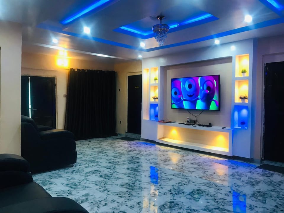 Communal lounge/ TV room, TV and multimedia, Living room, Seating area, Evening entertainment
