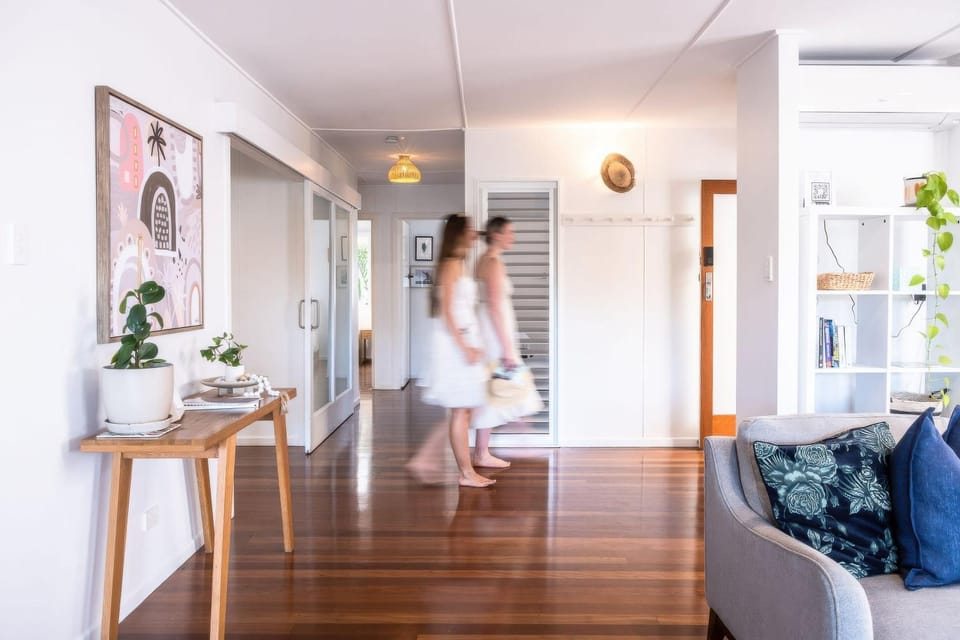 Living room, Seating area, group of guests