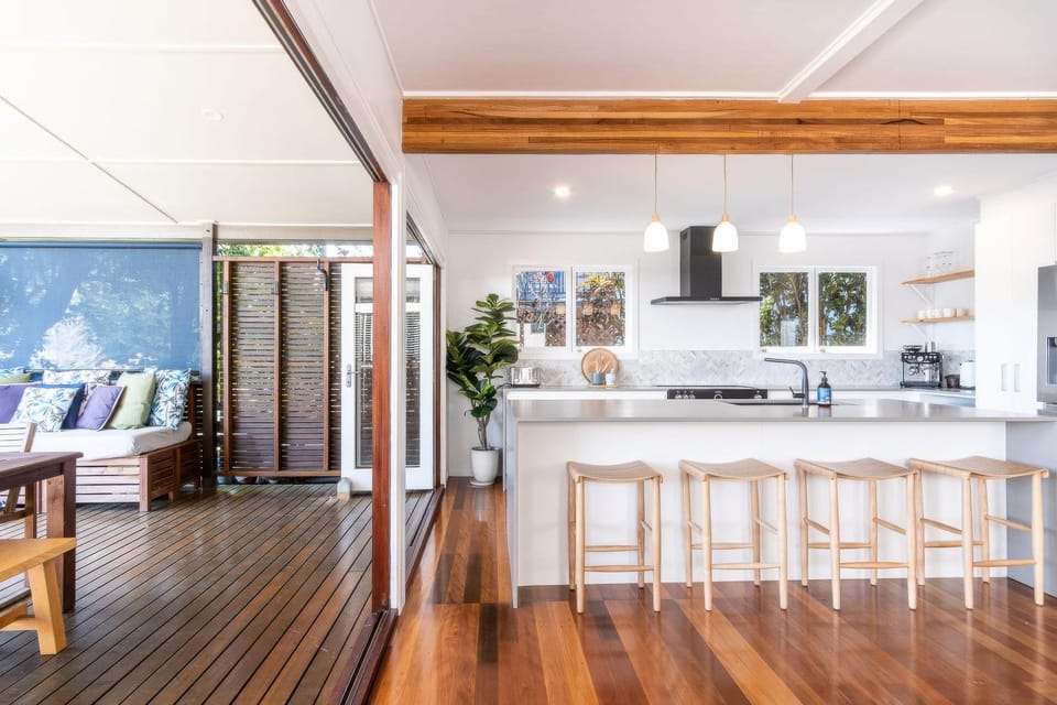 Coffee/tea facilities, Kitchen or kitchenette, Seating area, Dining area, stove, toaster