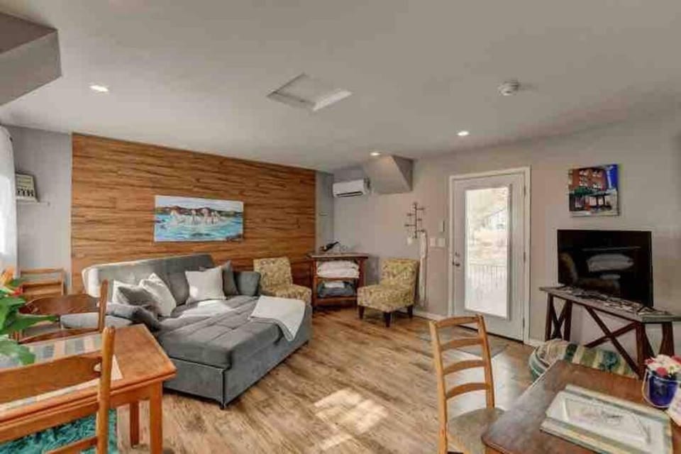 Cozy Guesthouse with view from large deck House in Prescott