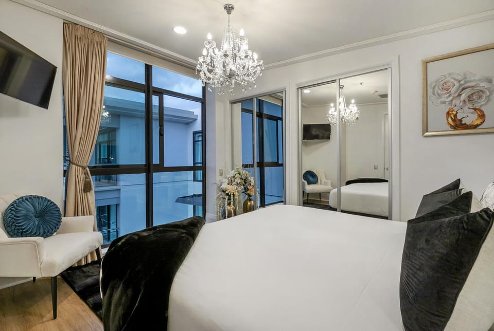 Bed, TV and multimedia, Bedroom