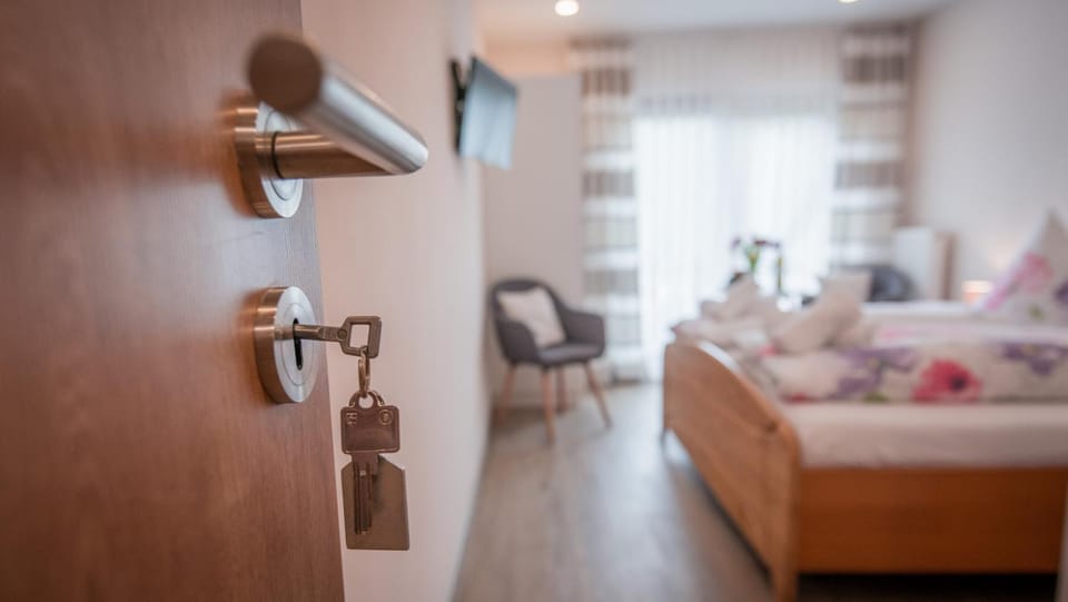 Weingut Erich Serwazi Bed and Breakfast in Ediger-Eller