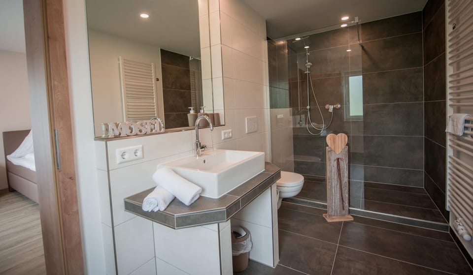 Weingut Erich Serwazi Bed and Breakfast in Ediger-Eller