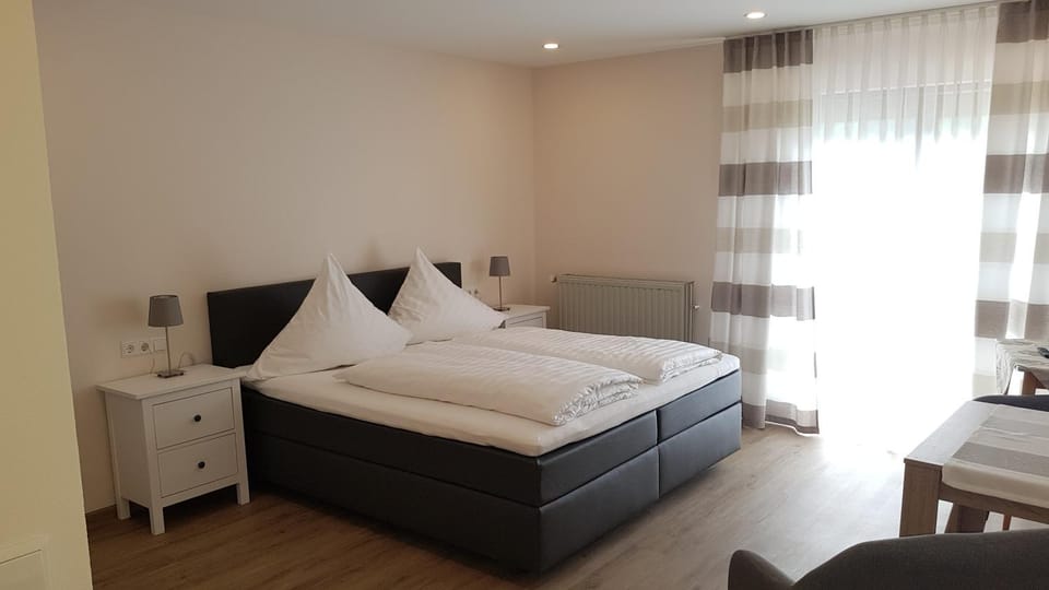 Weingut Erich Serwazi Bed and Breakfast in Ediger-Eller