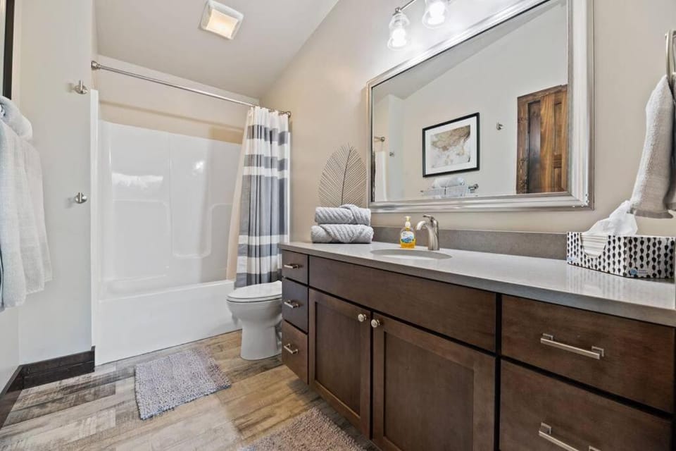 Altitude Adjustment- Panoramic Views, Sleeps 12 House in North Lawrence