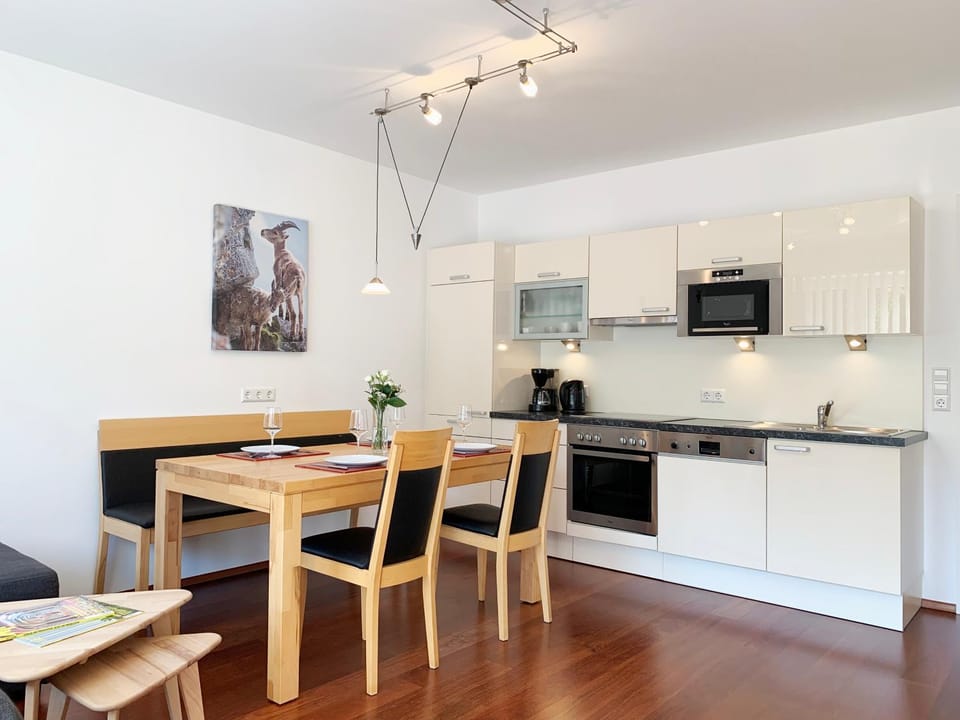 Kitchen or kitchenette, Dining area