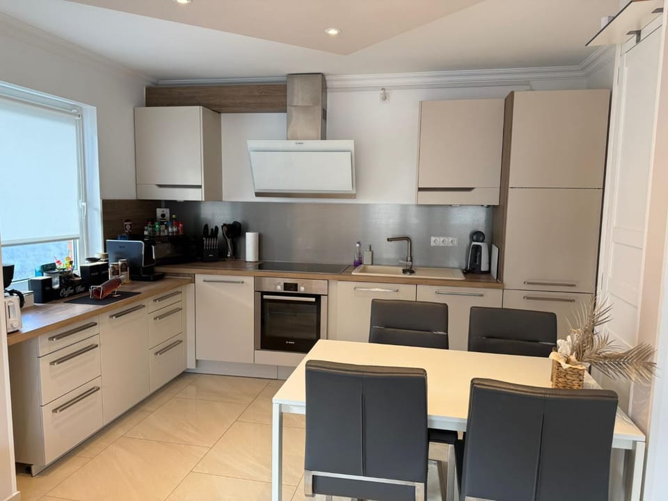 Coffee/tea facilities, Kitchen or kitchenette, Dining area, dishwasher, oven, stove, toaster