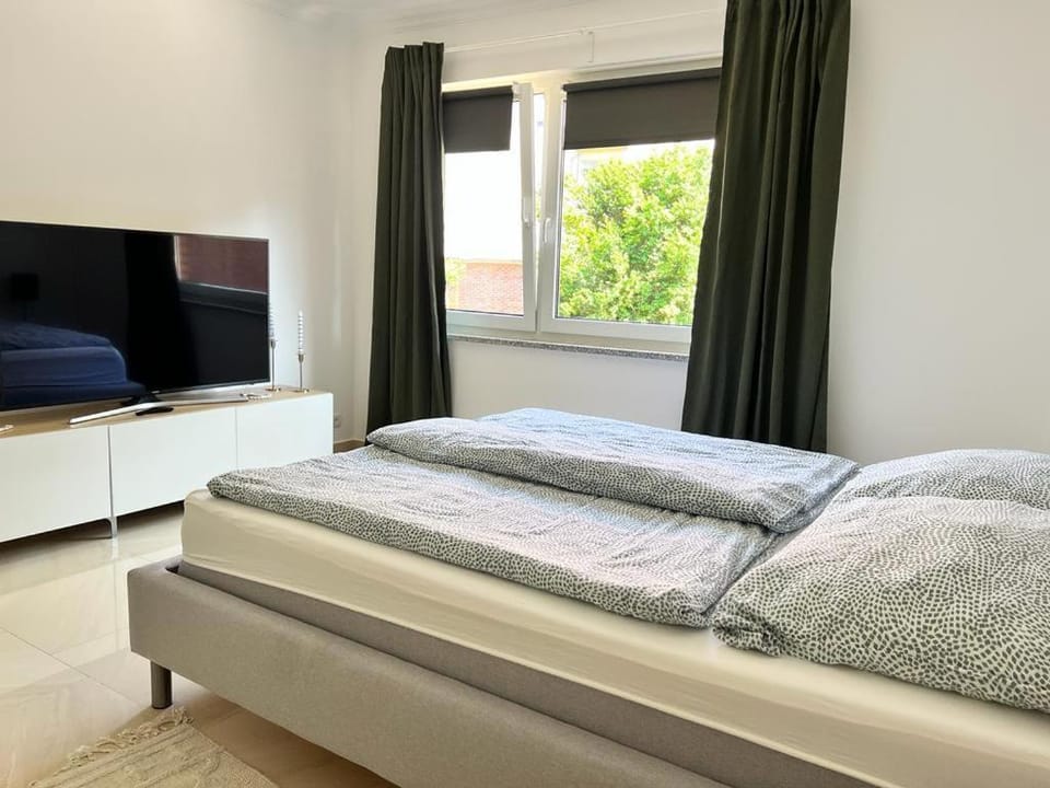 Bed, TV and multimedia, Evening entertainment, Bedroom