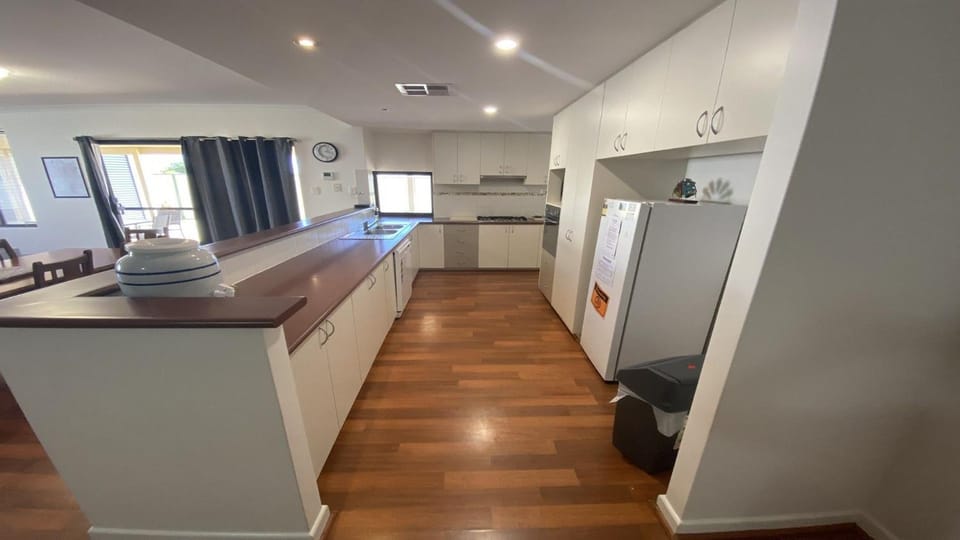 Kitchen or kitchenette, dishwasher, oven