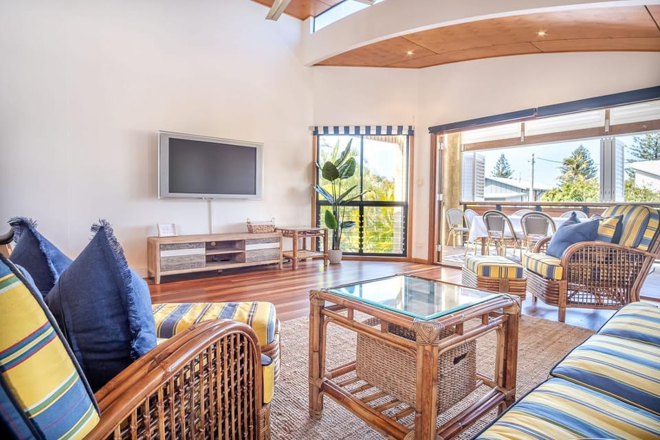 Patio, TV and multimedia, Living room, Seating area, Dining area