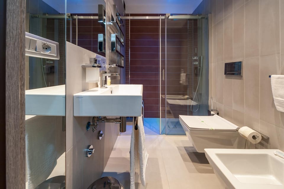 Shower, Toilet, Bathroom, towels