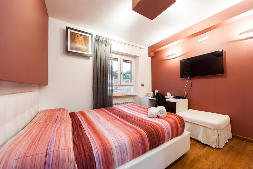 Bed, TV and multimedia, Photo of the whole room, Bedroom, towels