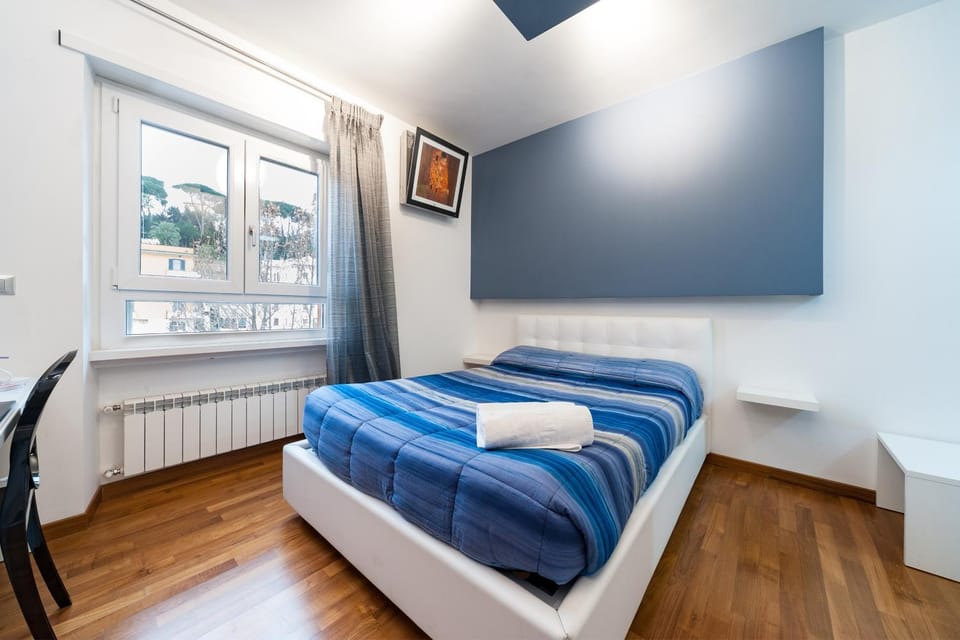 Photo of the whole room, Bedroom