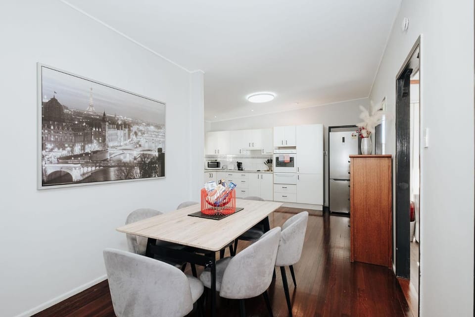 Morden 3 bedrooms house with office (Air-con) House in Kallangur