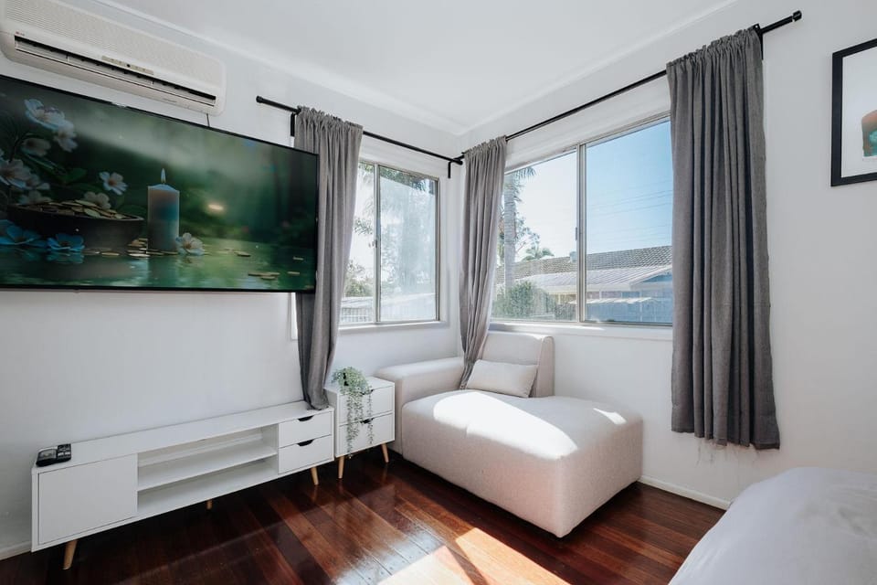 Morden 3 bedrooms house with office (Air-con) House in Kallangur