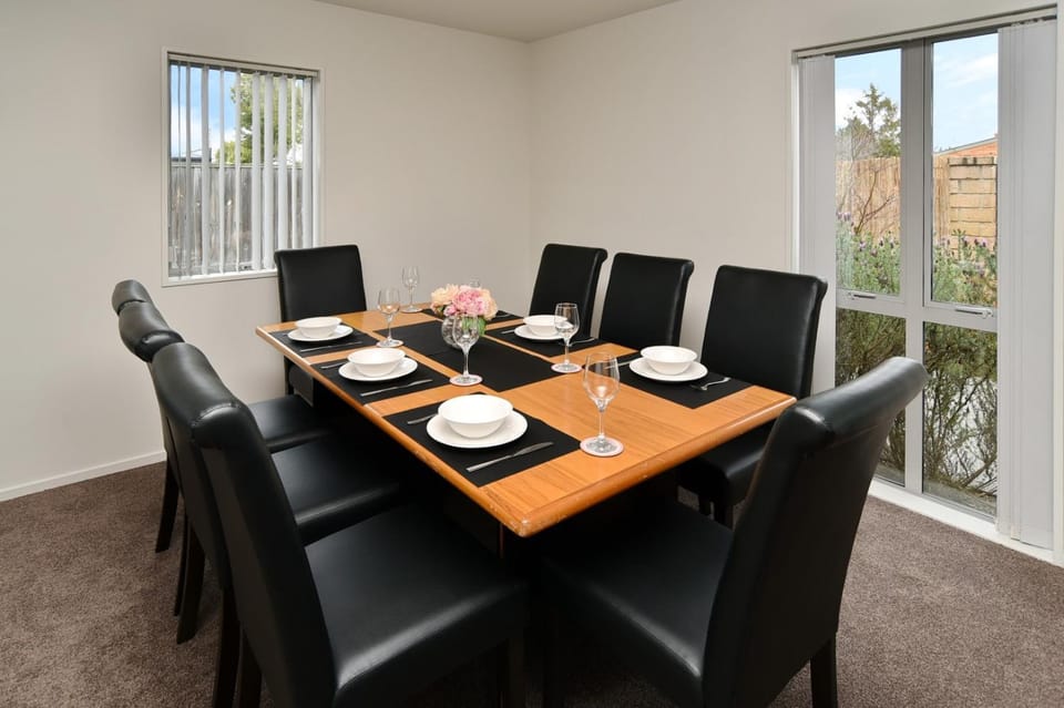Seating area, Dining area