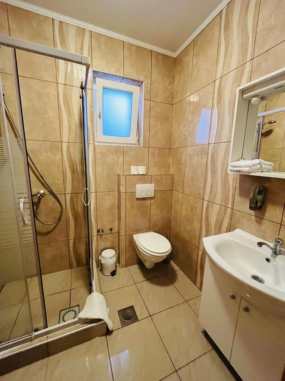 Shower, Toilet, Bathroom, towels