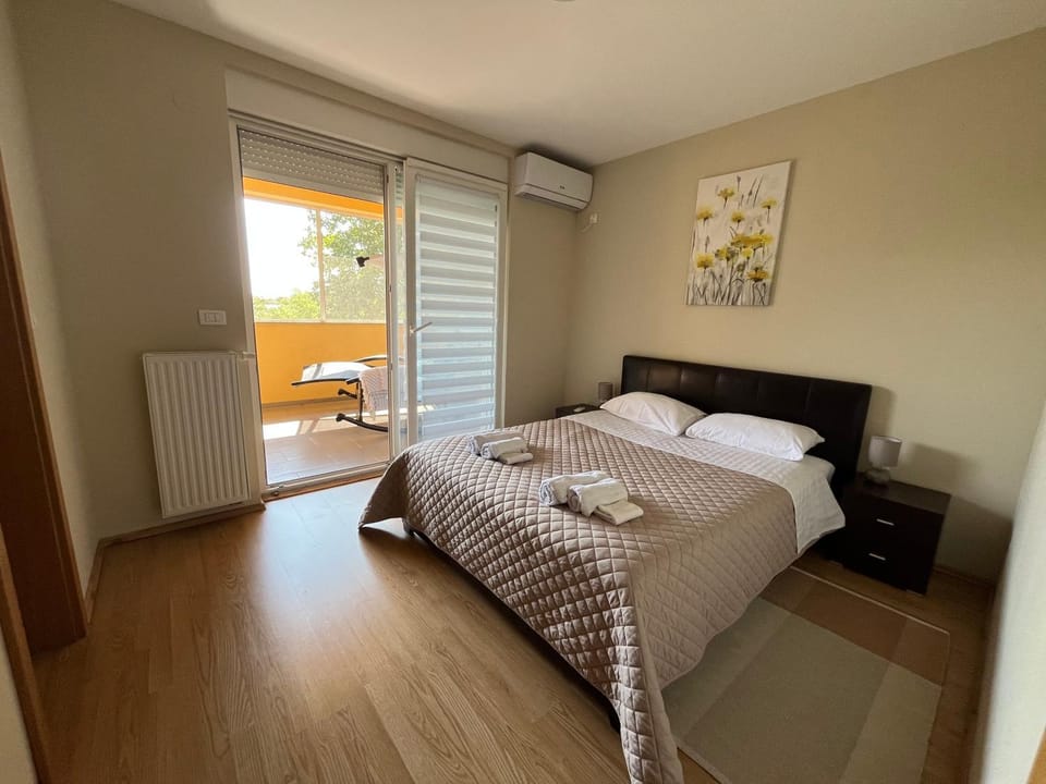 Bed, Bedroom, towels, air conditioner