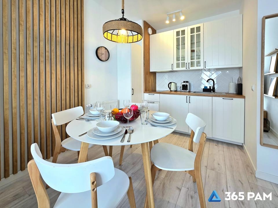 Coffee/tea facilities, Kitchen or kitchenette, Living room, Seating area, Dining area, stove