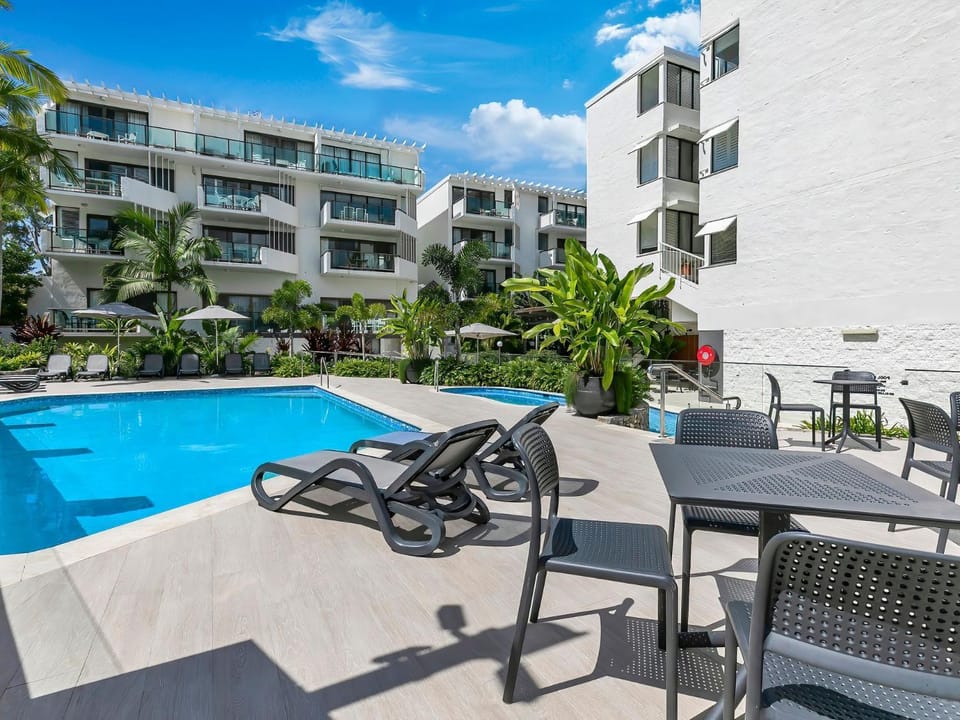 Property building, Pool view, Swimming pool, Swimming pool, sunbed