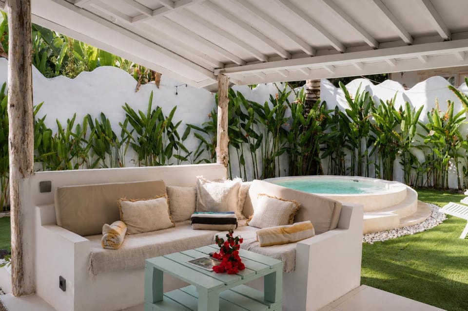 Garden, Dining area, Swimming pool