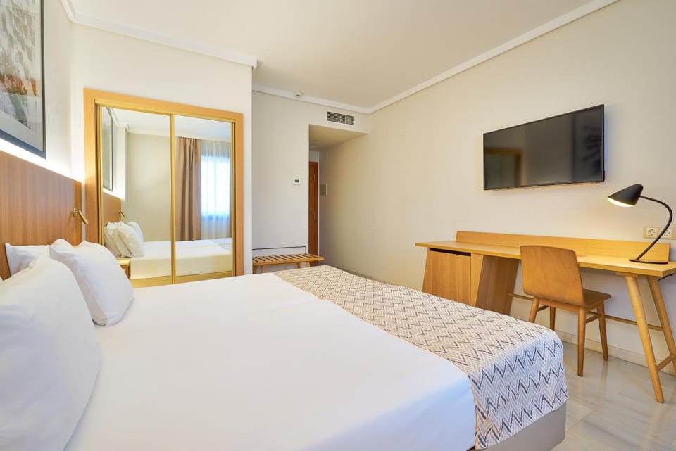 TV and multimedia, Seating area, Bedroom