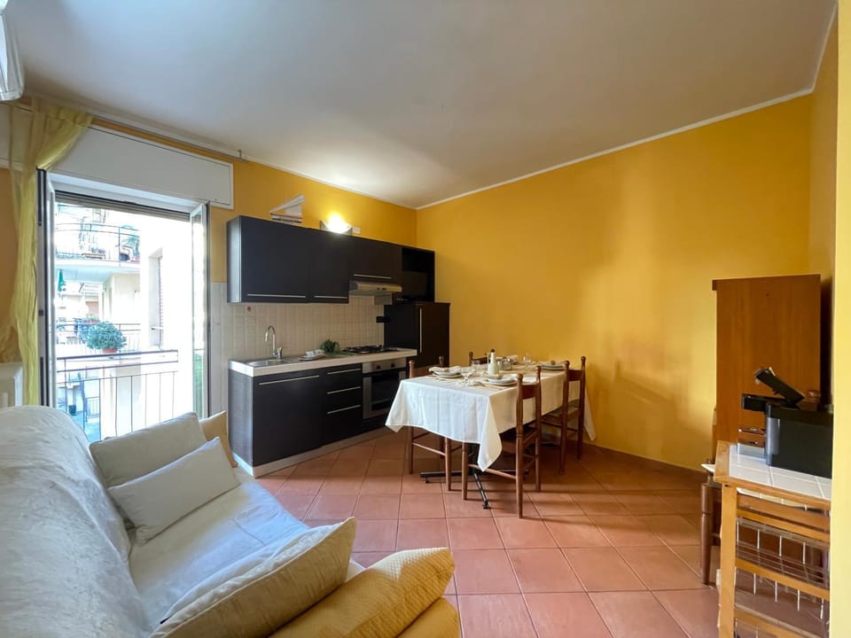 Kitchen or kitchenette, Living room, Seating area, Dining area