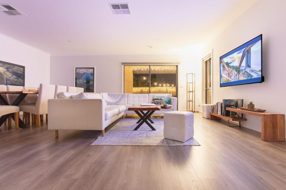 Sauna, King Beds, Tranquility Base Fun Large Home House in Melbourne