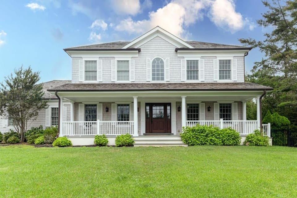 Colonial Hampton Charm House in Southampton