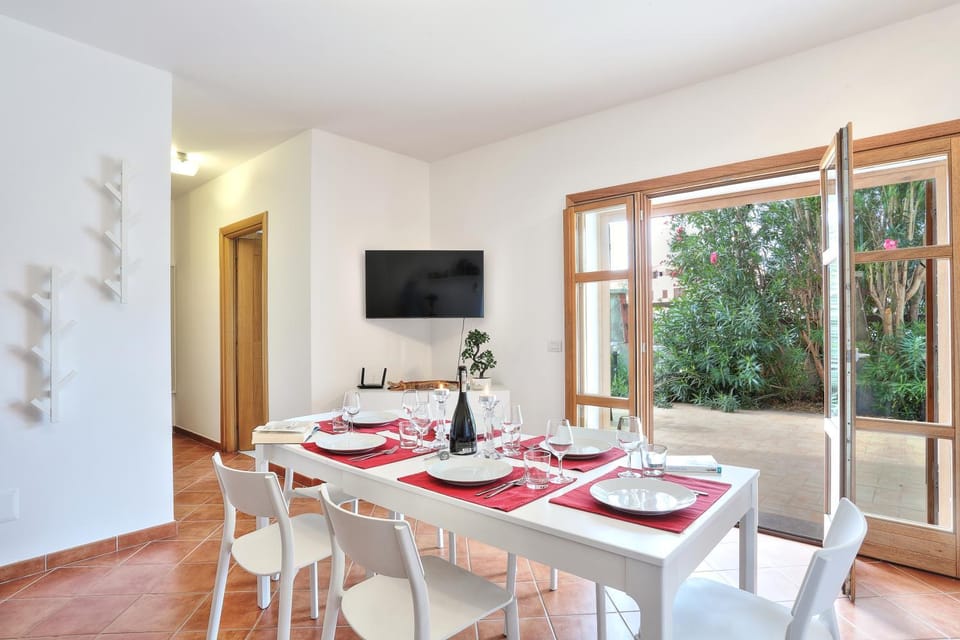 Communal lounge/ TV room, TV and multimedia, Living room, Seating area, Dining area