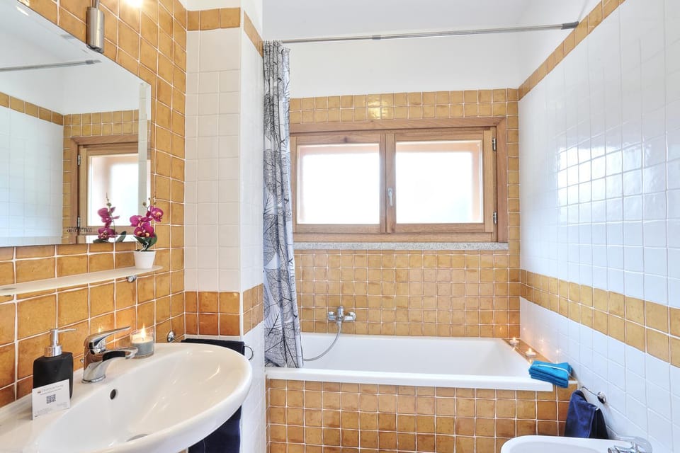 Shower, Toilet, Bathroom, Bath, bidet, towels