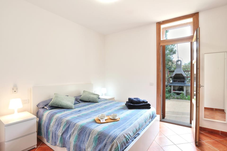 Photo of the whole room, Bedroom, towels