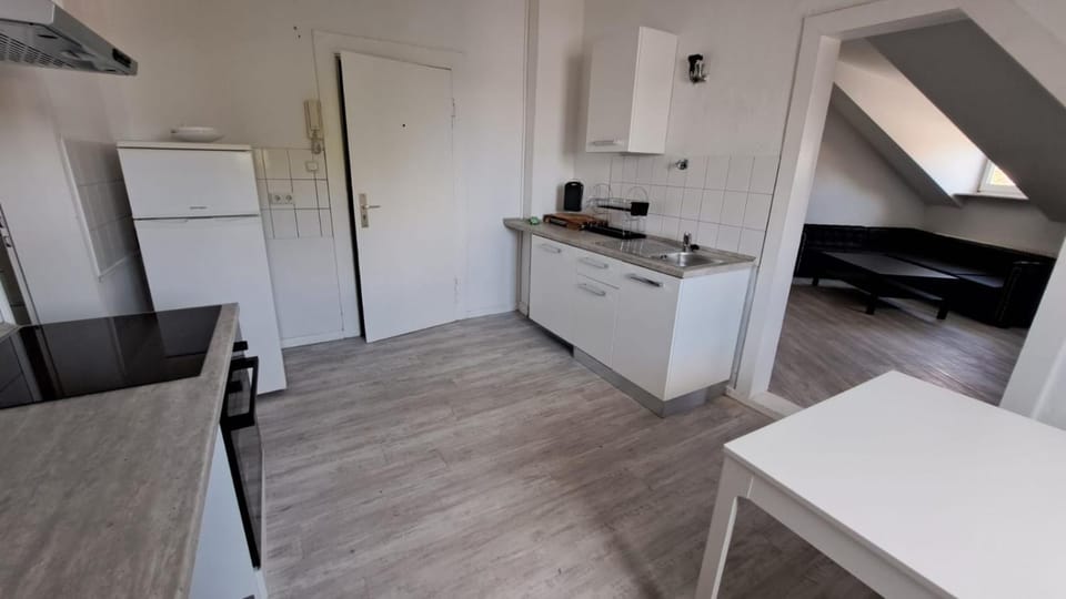 80qm 2,5 Zimmer Wohnung in Uninähe Hauptbahnhofnähe 4 Einzelbetten 2 Duschen Wohnküche neu Apartment in Duisburg