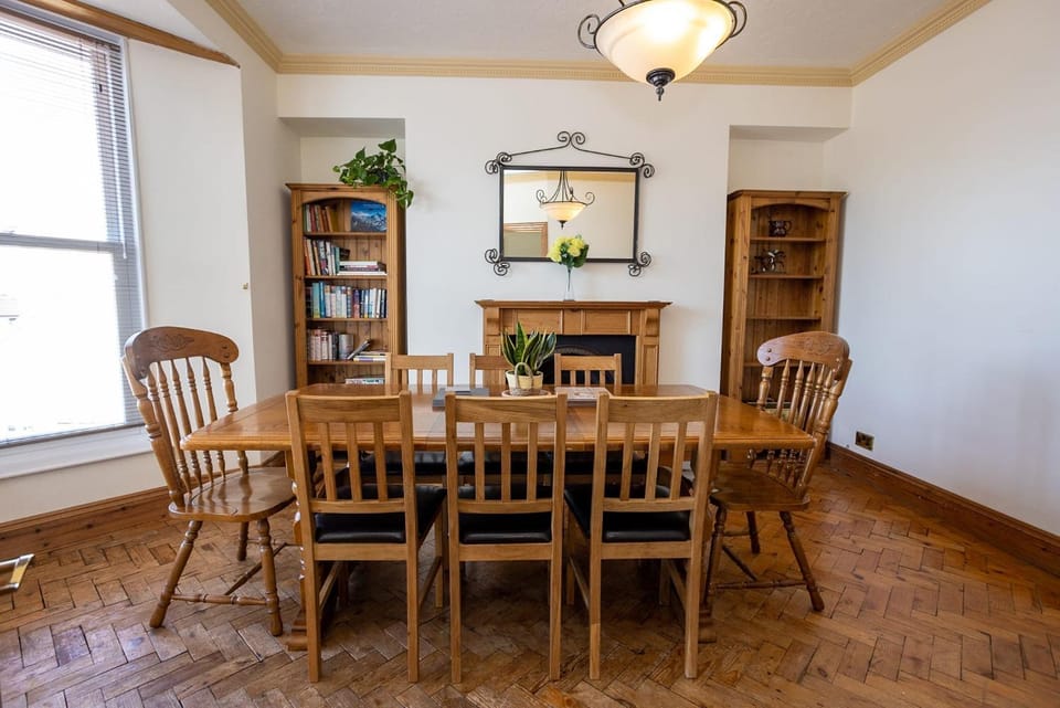 Seating area, Dining area