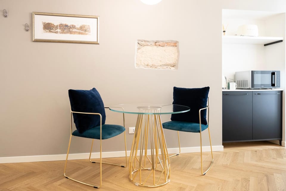 Dining area, minibar