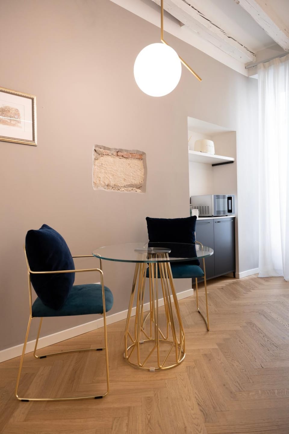 Dining area, minibar