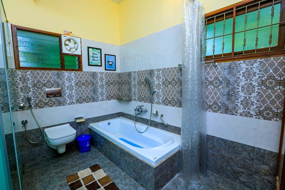 Toilet, Hot Tub, Bathroom, Bath
