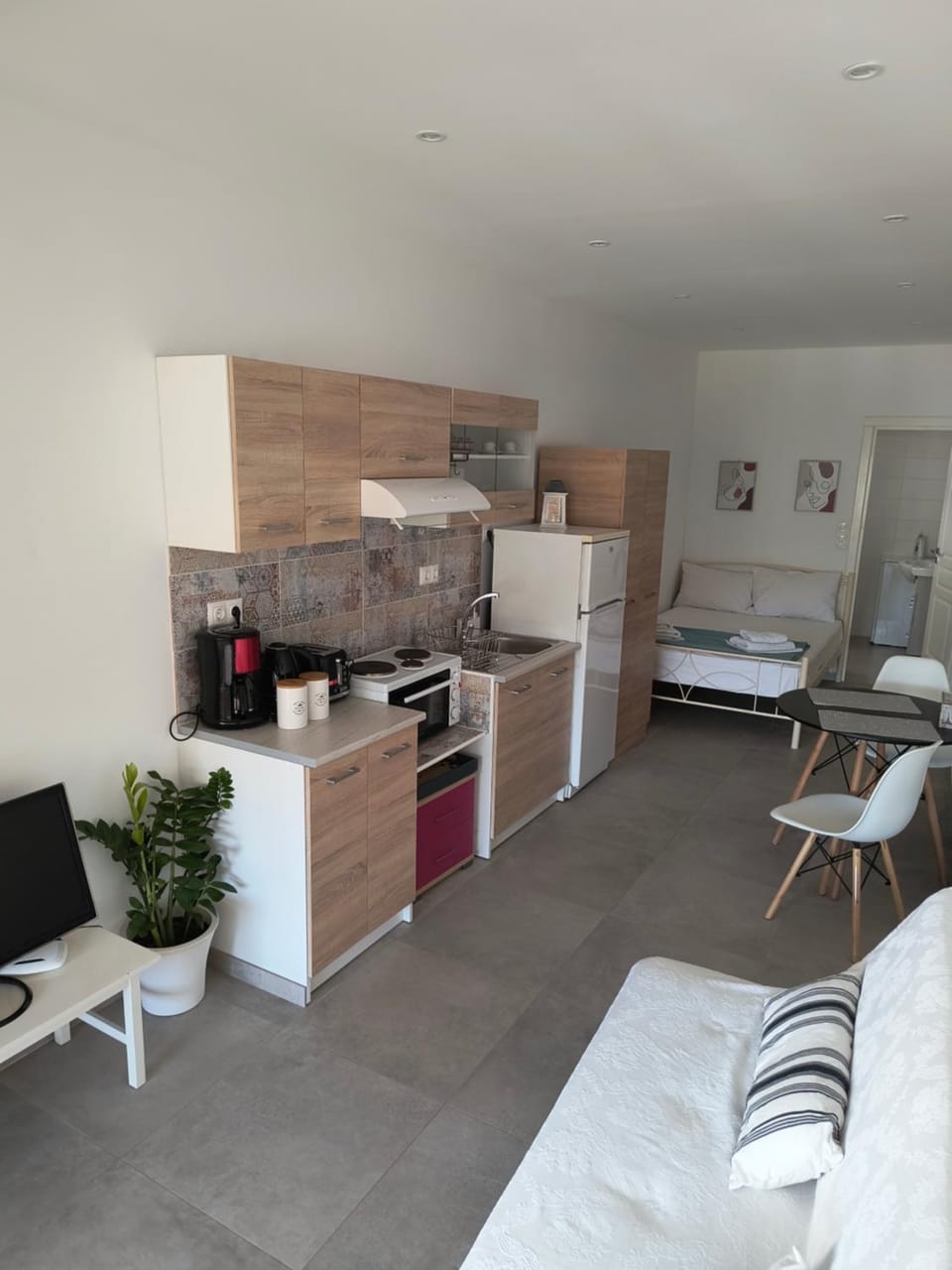 Bed, Kitchen or kitchenette, Photo of the whole room, Bedroom, oven, stove