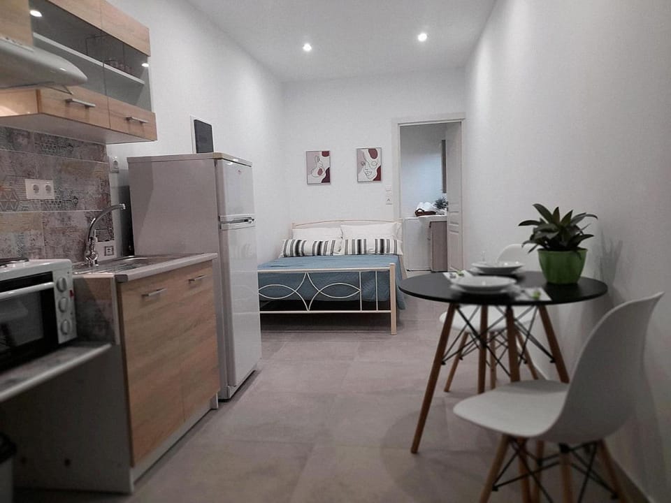 Kitchen or kitchenette, Dining area, stove