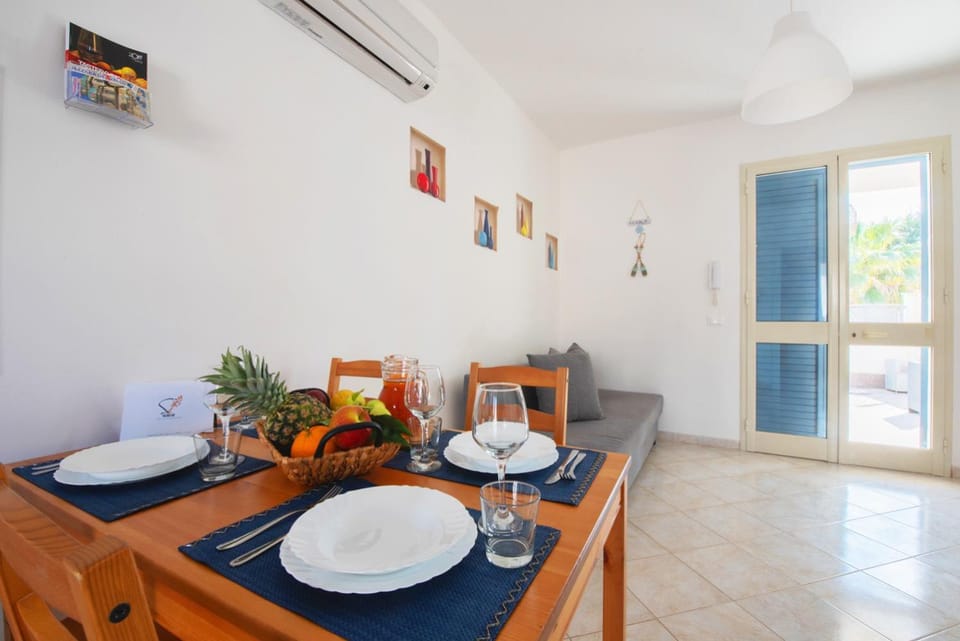 Living room, Food and drinks, Seating area, Dining area, Food, air conditioner