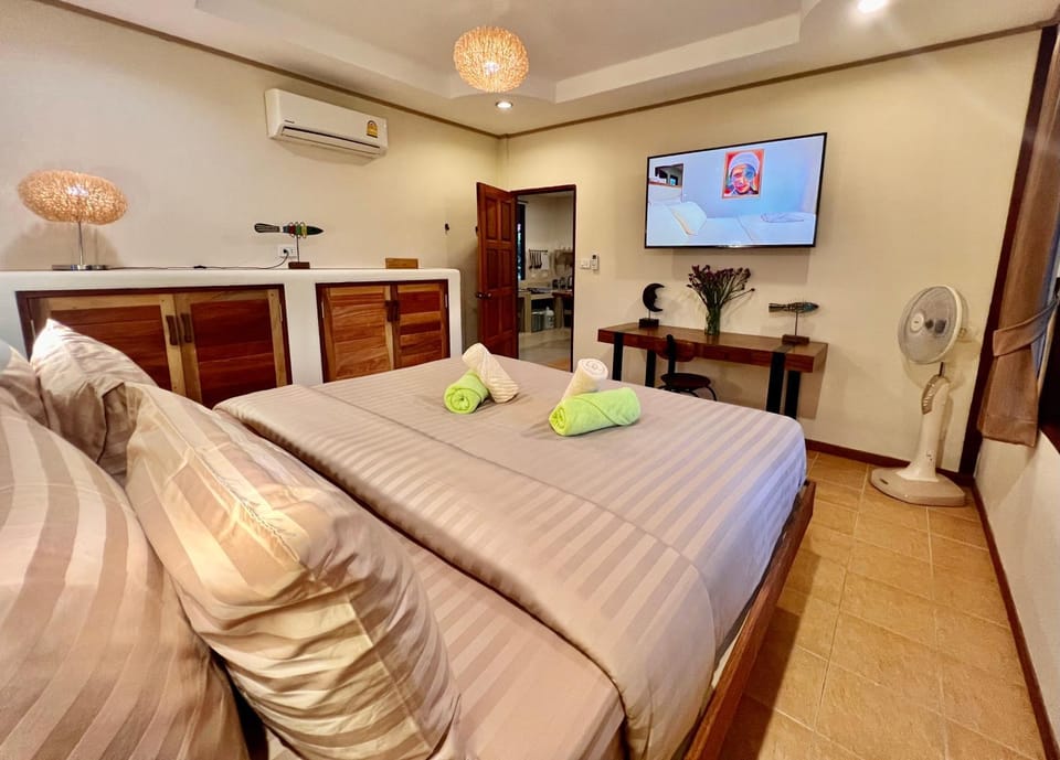 Communal lounge/ TV room, Bed, TV and multimedia, Photo of the whole room, Evening entertainment, Bedroom, fireplace, hair dresser, wardrobe, air conditioner