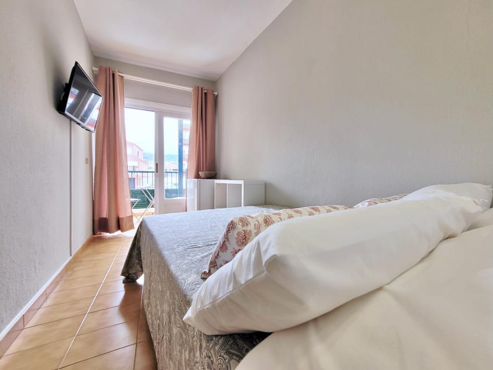 Bed, TV and multimedia, Photo of the whole room, Bedroom