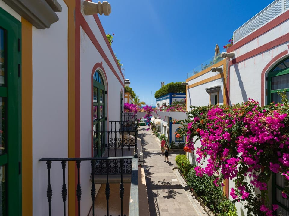 Neighbourhood, Balcony/Terrace