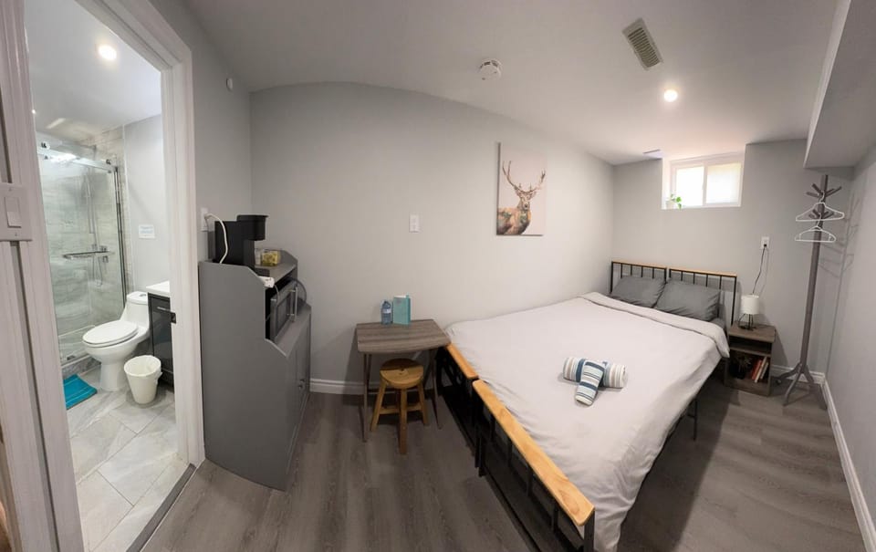 Guest House Basement - Master Bedrooms in Bayview Village Bed and Breakfast in Toronto