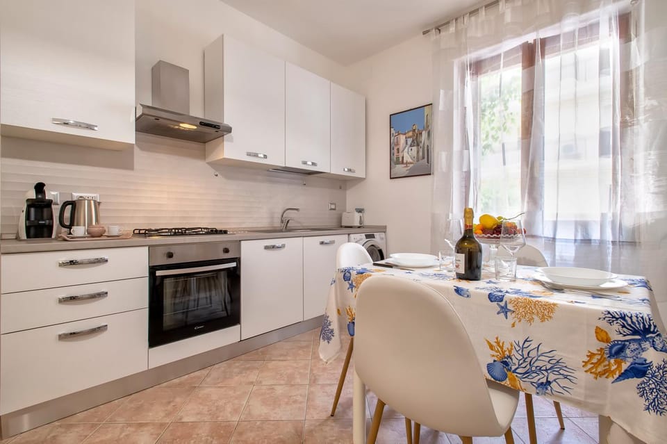Kitchen or kitchenette, Dining area, kitchen