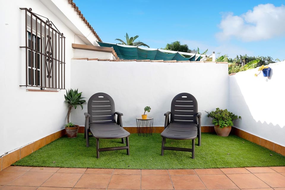 Property building, Balcony/Terrace, Living room