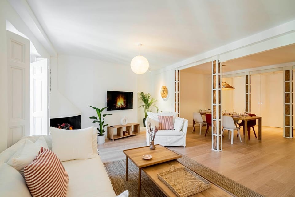 TV and multimedia, Living room, Seating area, Dining area