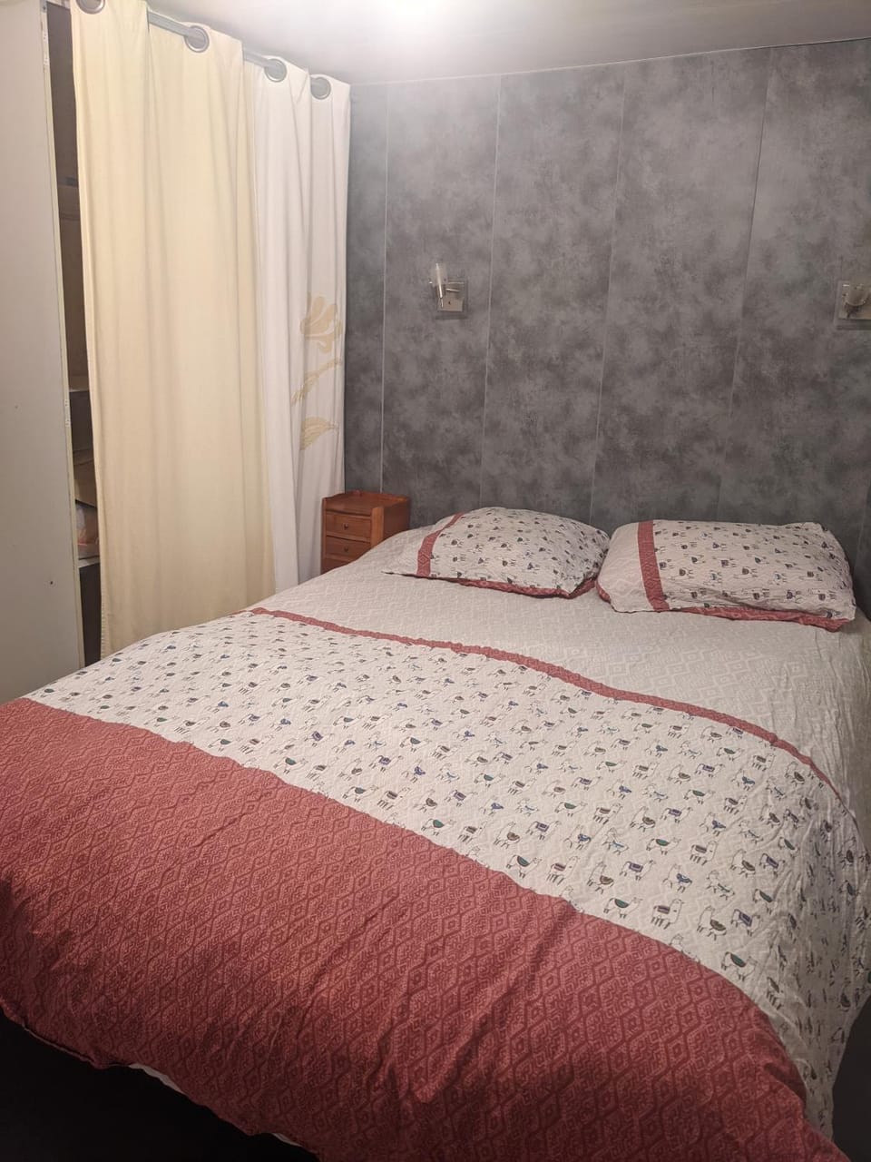Bed, Photo of the whole room, Bedroom