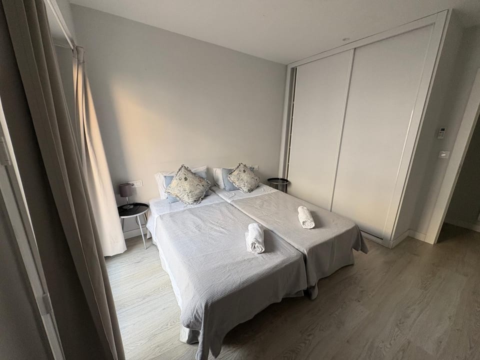 Apartamento nuevo, 3 dormitorios con terraza Apartment in Granada