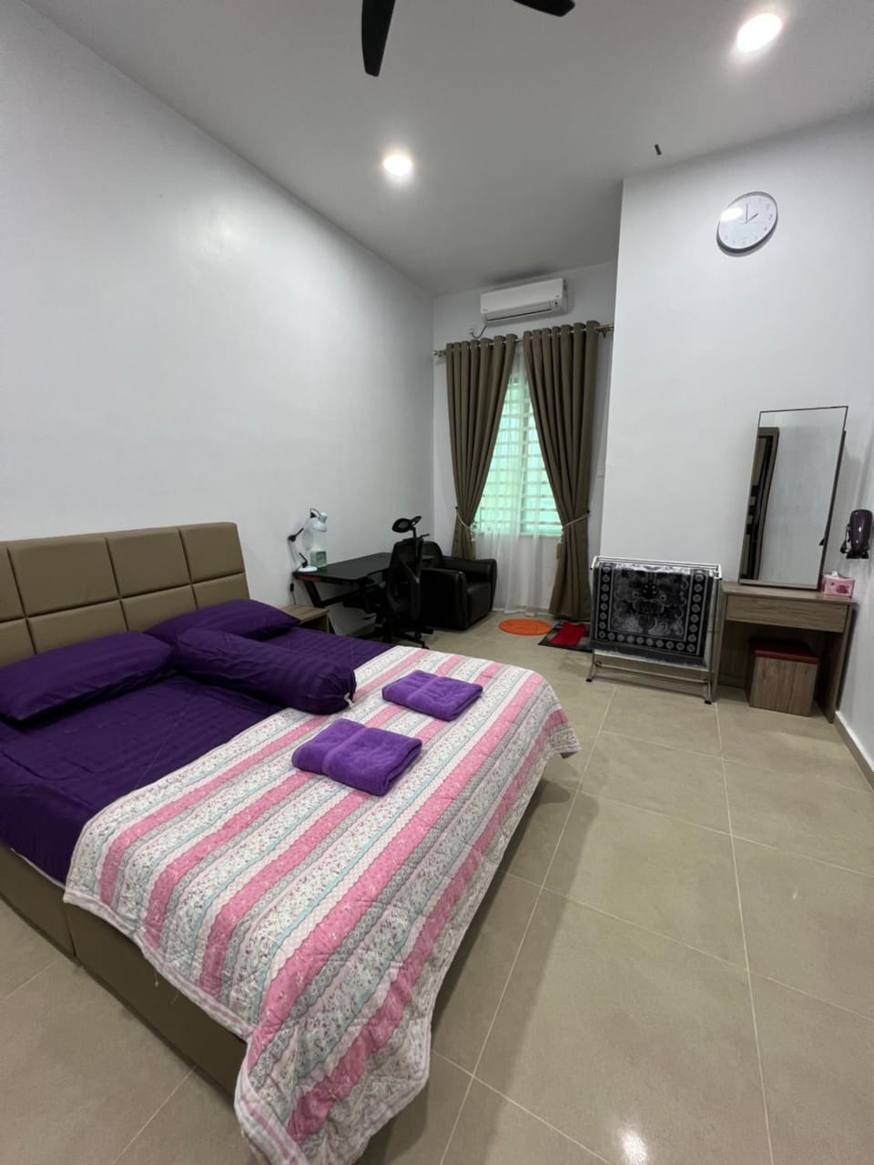 Photo of the whole room, Bedroom